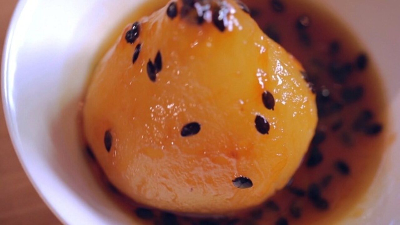 Saiba como preparar pera em compota com calda de maracujá | Receitas