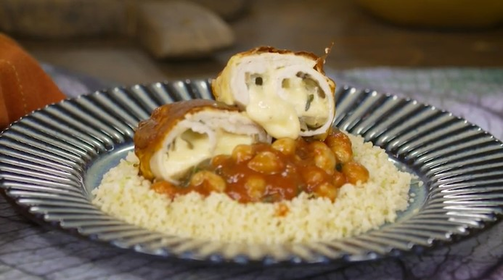 Enroladinho de frango com queijo e ensopado de tomate com grão-de-bico na air fryer