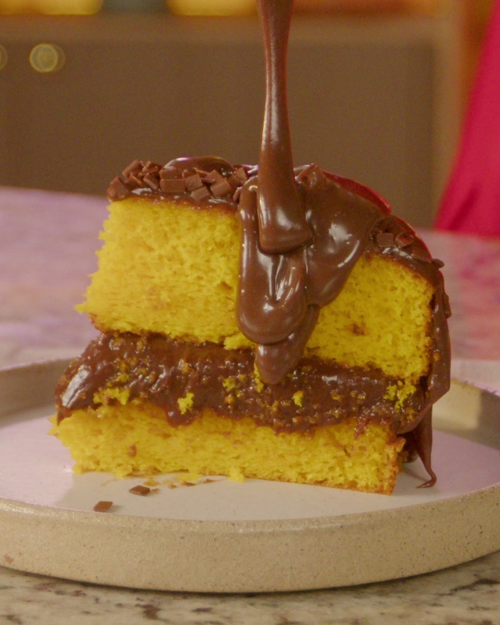 Bolo de cenoura com brigadeiro da Michele Crispim — Foto: Reprodução / Redes Sociais / @receitas