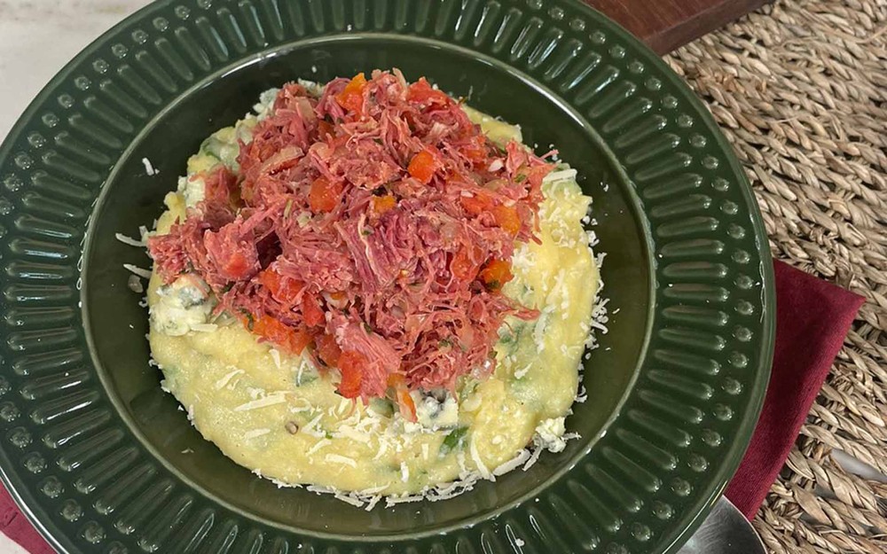 Gabz arrasa na cozinha em adaptação de receita da avó: polenta com carne-seca