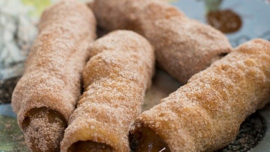 Canudinho recheado com doce de leite e brigadeiro