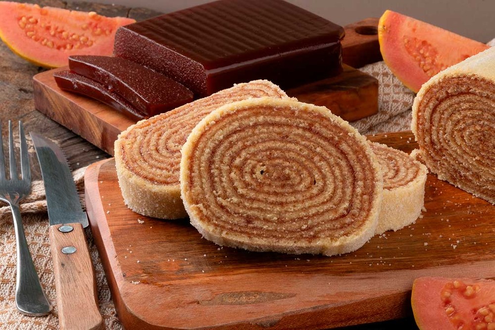 Qual a diferença entre bolo de rolo e rocambole? Entenda
