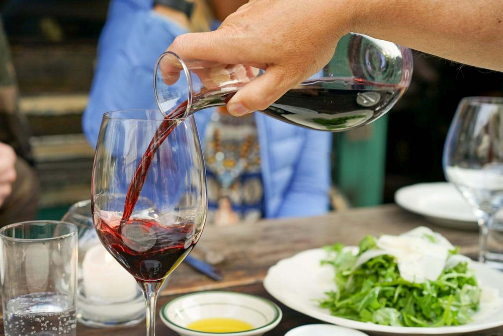 Vinho tinto ou branco: veja qual tem mais calorias e se é possível incluir a bebida na dieta