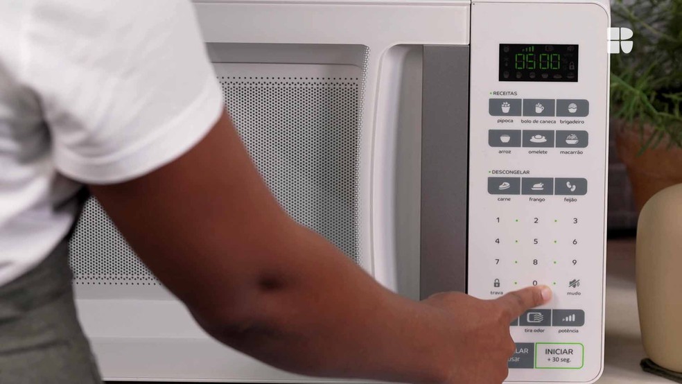 leve-a-pipoca-de-sagu-no-micro-ondas-por-cinco-minutos É saudável esquentar comida no micro-ondas? A verdade que ninguém te conta!