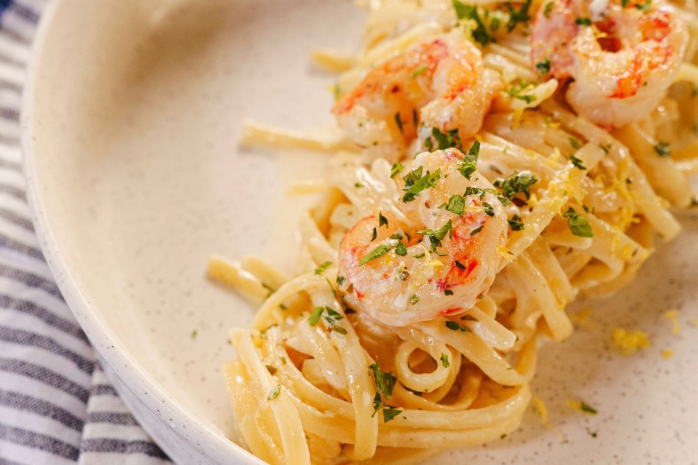 Linguini com camarões e limão siciliano da Juju Guerra