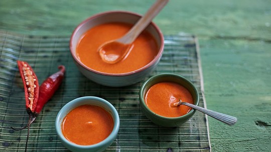 Pimenta malagueta vermelha com fogo no fundo branco