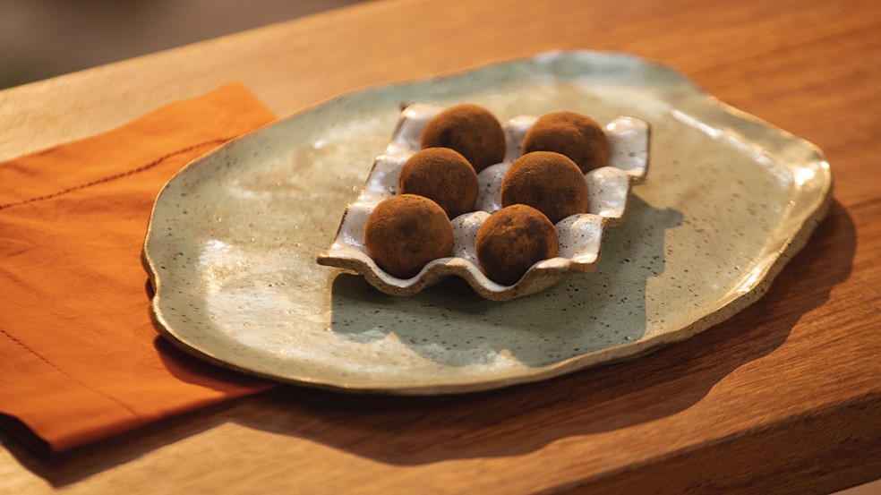 Trufas de chocolate com creme de avelã — Foto: GNT