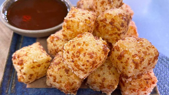 Dadinhos de tapioca crocantes com molho de pimenta