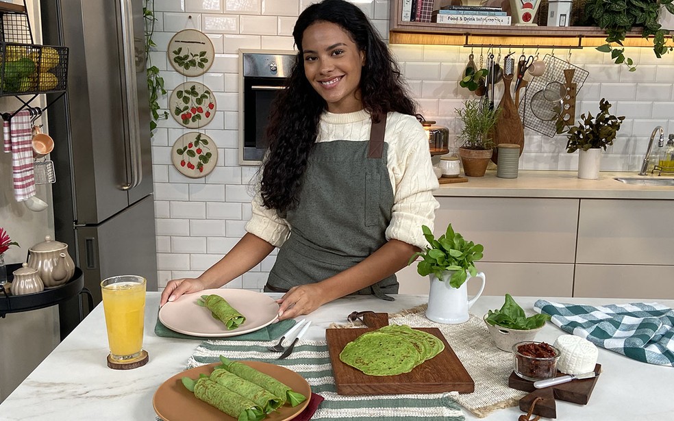 Bella Campos ensina receita fácil de panqueca de espinafre — Foto: Tatiana Mariano/Receitas