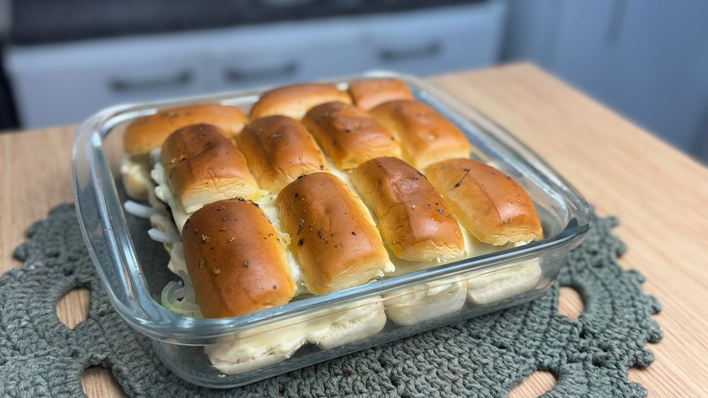 Surpreenda com uma refeição deliciosa! Conheça a receita de lanche de forno de bisnaguinha