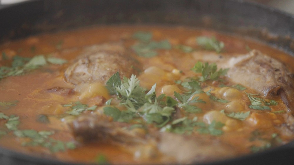 Feijoada estilo francês com carnes assadas