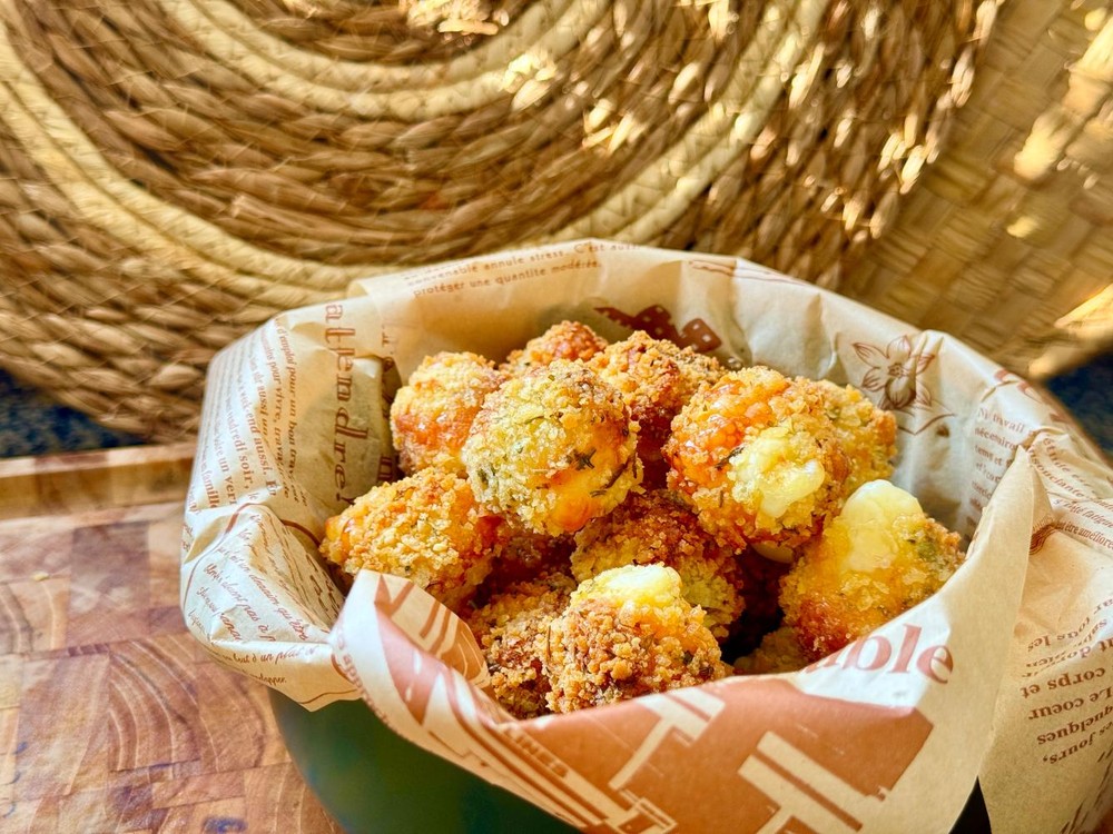 Queijo coalho empanado na air fryer: petisco crocante e fácil de fazer