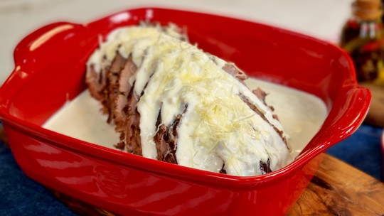 Lagarto recheado com molho de quatro queijos