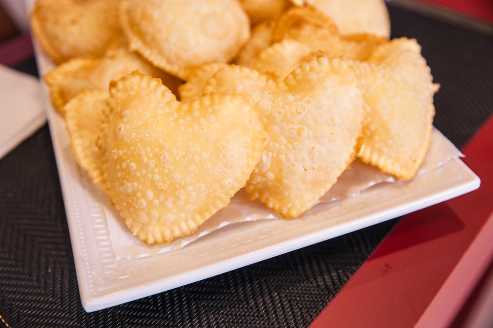 Pastel de banana e canela em formato de coração para o Dia dos Namorados