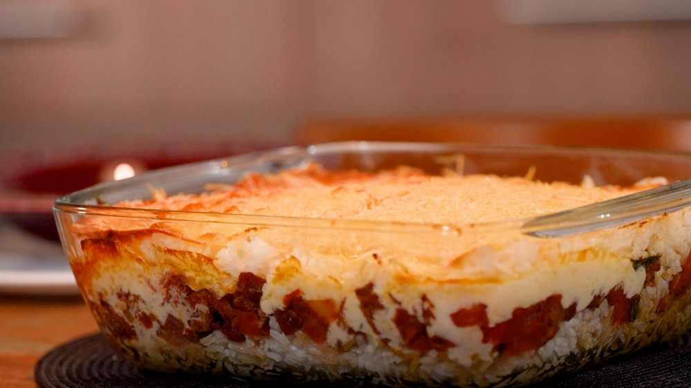 Caçador de Bares: Beto Moreira prepara arroz de forno com carne seca e queijos