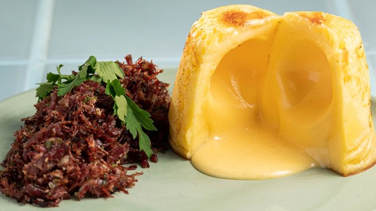 Petit gateau de queijo com carne-seca do Rodrigo Hilbert