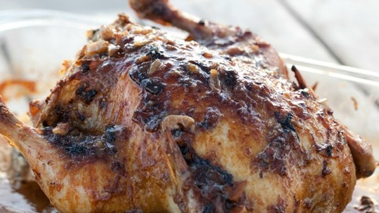 Frango Assado com Recheio de Farofa de Miúdos