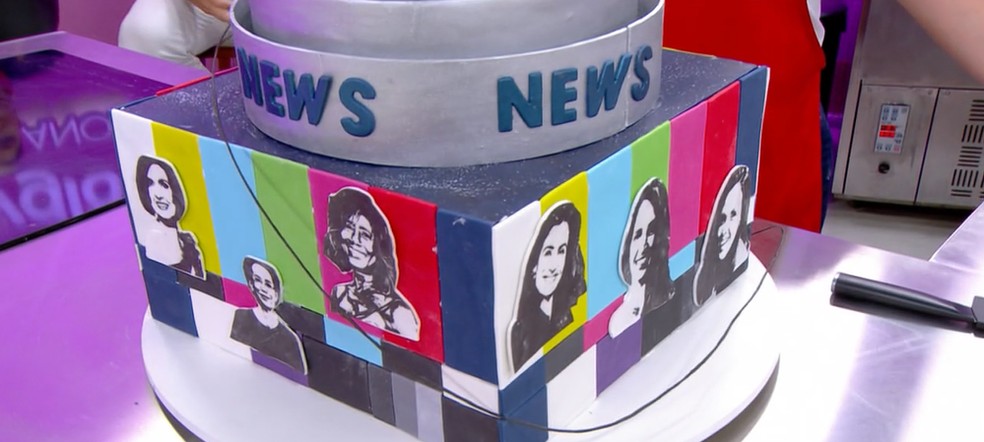 Bolo de bergamota com ganache de limão-siciliano e geleia de frutas roxas