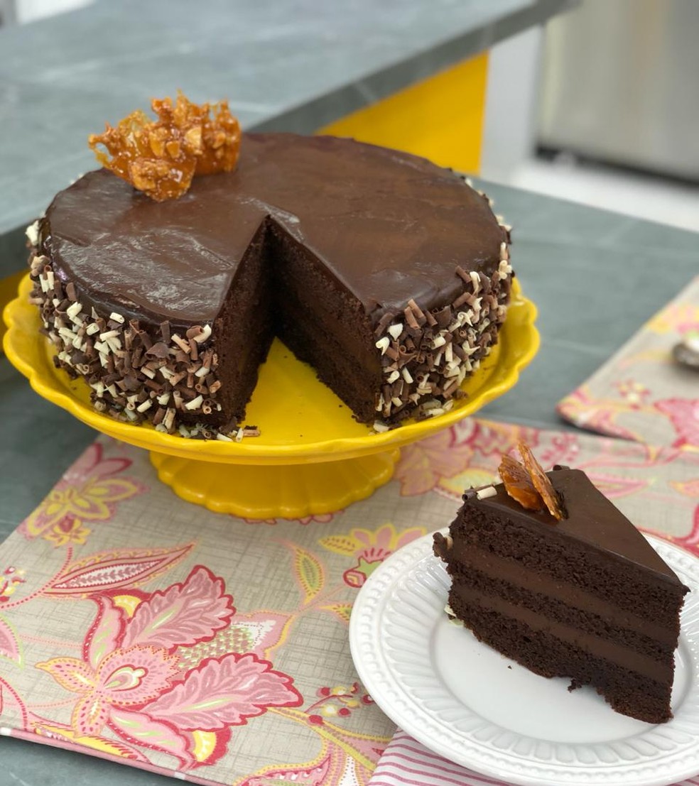 Receita de bolo de chocolate confeitado • Ana Maria Braga