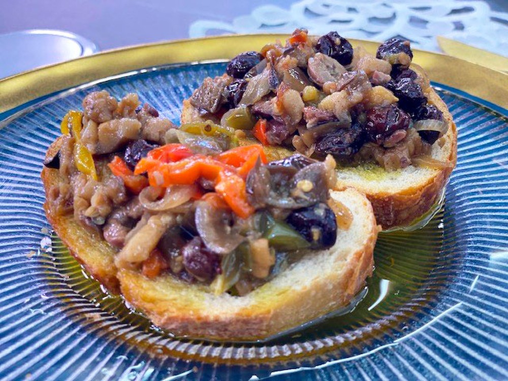 Torrada de pão italiano com caponata de berinjela, do Cassio