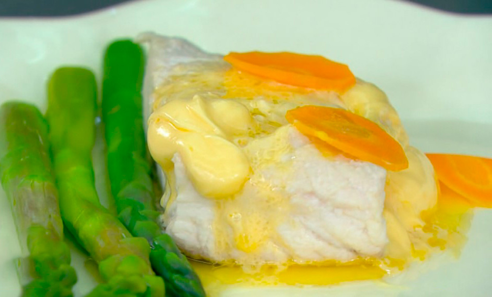 Robalo poché com molho hollandaise e aspargos grelhados