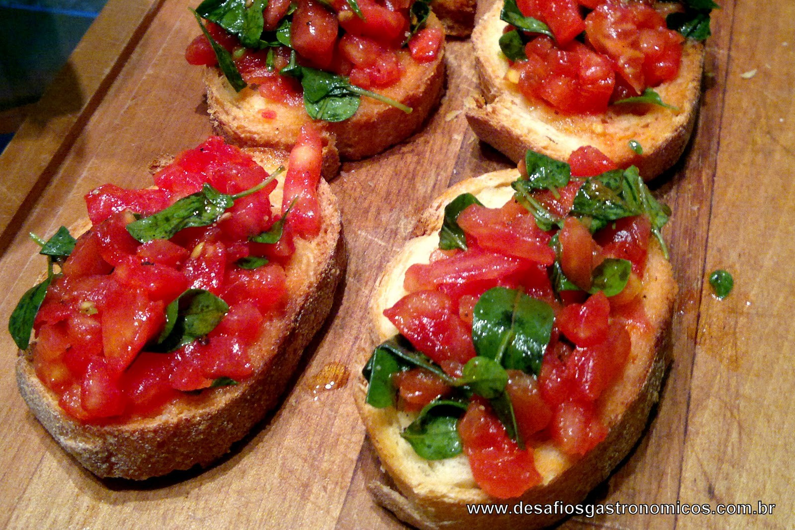 Bruschetta de tomate e manjericão | Receitas
