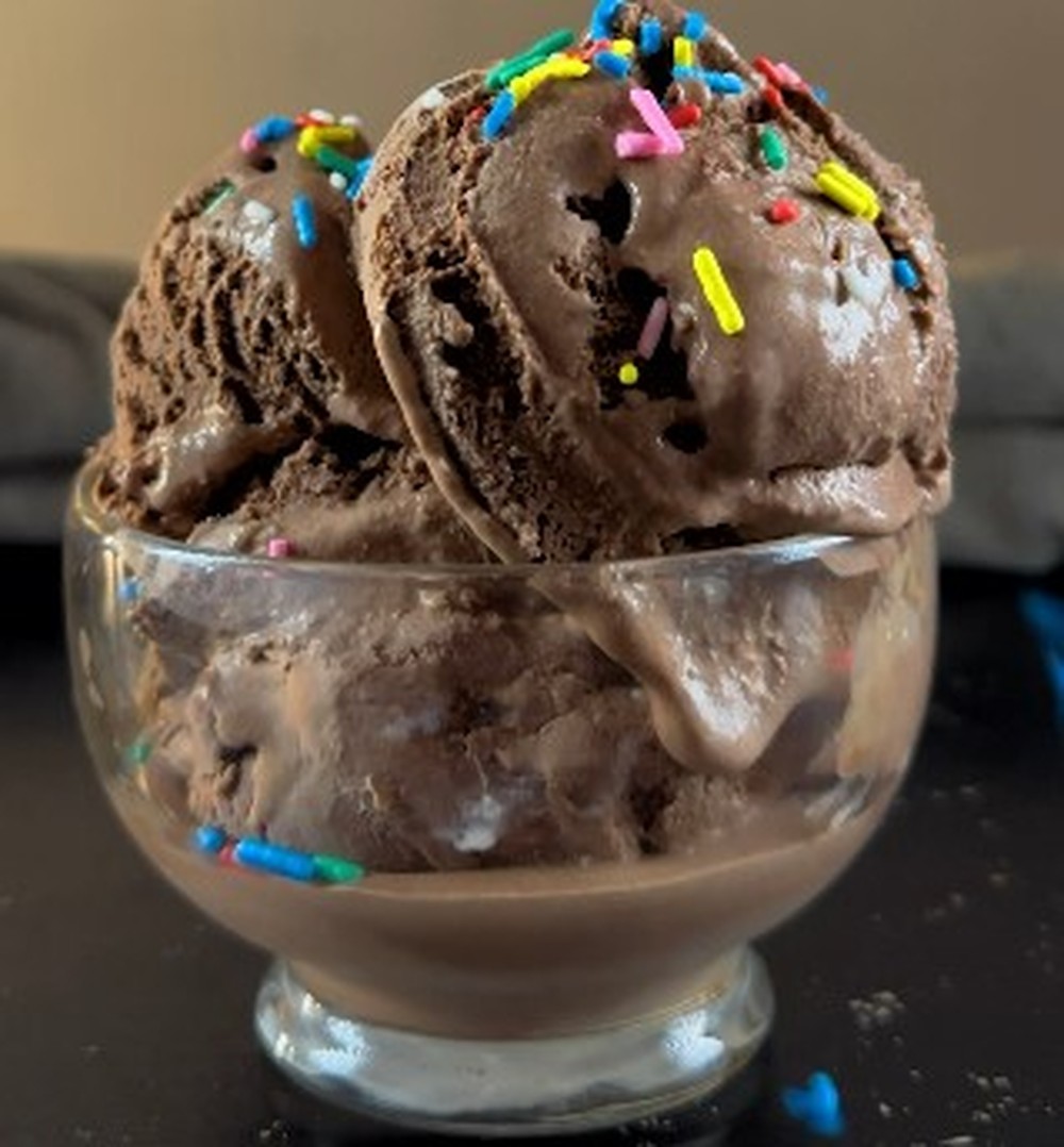 Gelato de chocolate do cozinheiro Tommy