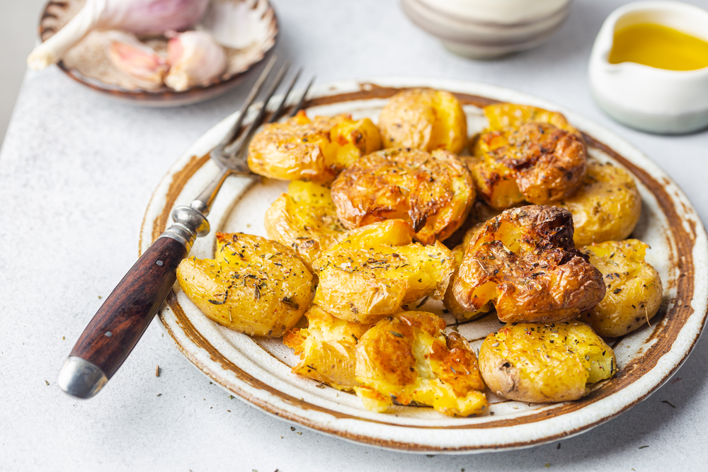 Batata ao murro na grelha perfeita para o almoço de domingo