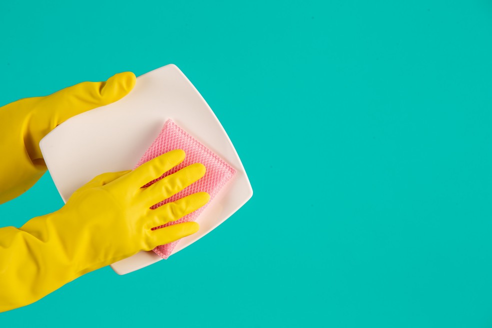 A esponja, to usada no dia a dia, pode ser um dos maiores focos de contaminao da casa.  Foto: Reproduo/Freepik