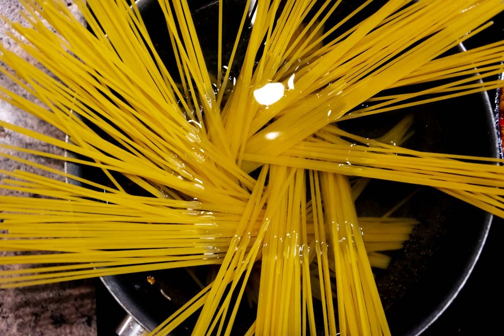 Qual a quantidade de água para cozinhar macarrão? Confira