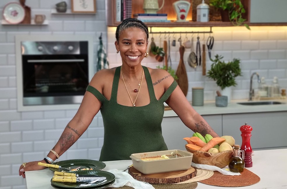 Rita Batista ensina a fazer suflê de legumes para reaproveitar as sobras e evitar o desperdício de comida — Foto: Sonia Schneiders/Globo