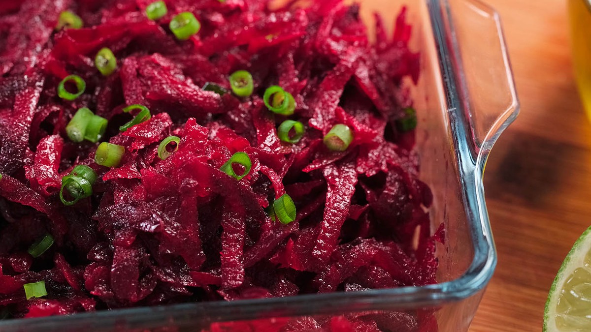 Salada de beterraba crua ralada | Salgados | Receitas