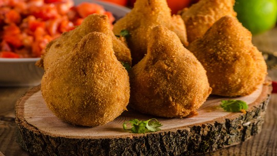 Coxinha crocante sem massa de frango desfiado