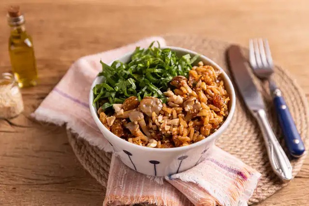 Salada de arroz com cogumelo e escarola