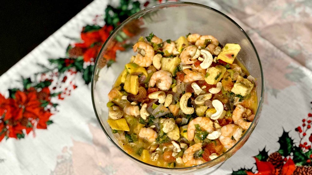 Salada de camarão com caju