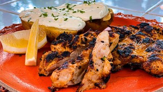 Sobrecoxa de frango marinada na cerveja com batatas assadas e sour cream