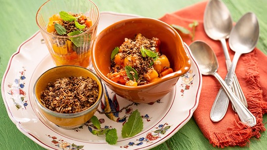 Salada de Frutas com Caldo de Limão, leve e saborosa.