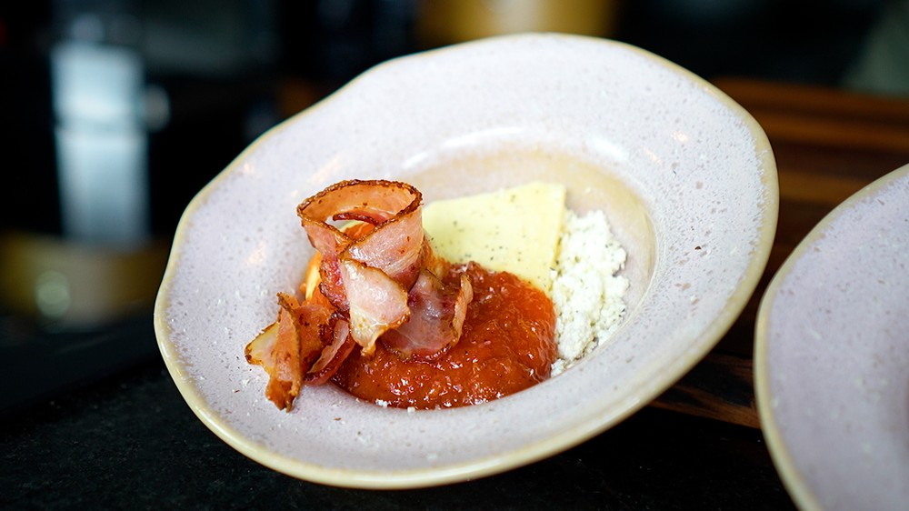 Trio de queijos com goiabada e bacon