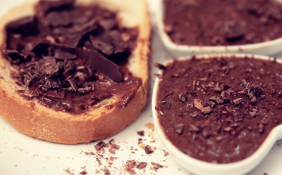 Torrada doce servida com manteiga de chocolate | Receitas