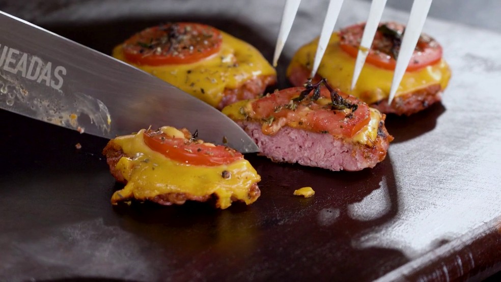 Mini pizza de linguiça — Foto: Reprodução/Churrasqueadas TV Rio Sul