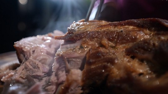 Lombo assado com molho de limão, uma sugestão de prato principal para acompanhar o arroz colorido.