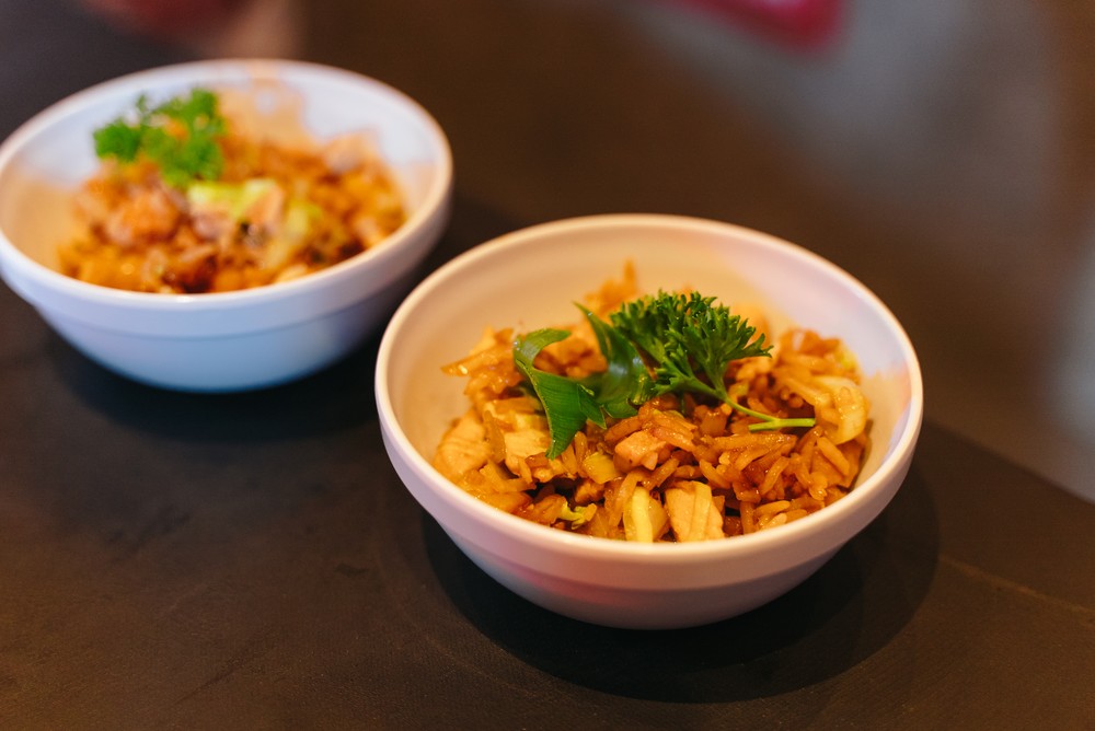 Arroz frito com lombo e alho-poró