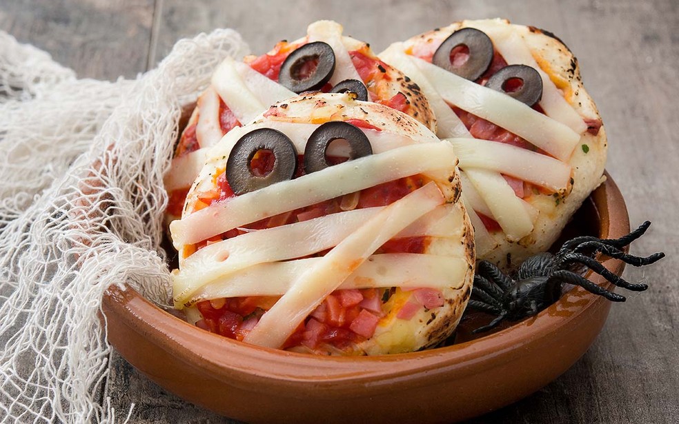 Pizza múmia para o Halloween — Foto: Shutterstock