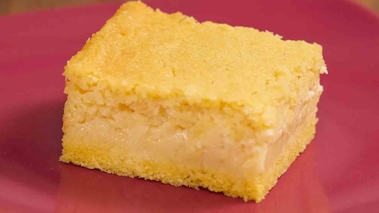 Bolo de Milho Cremoso recém-assado e fatiado