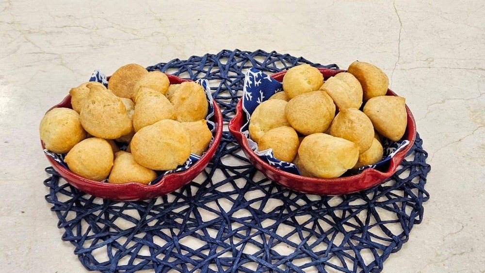 Gougère, o pão de queijo francês