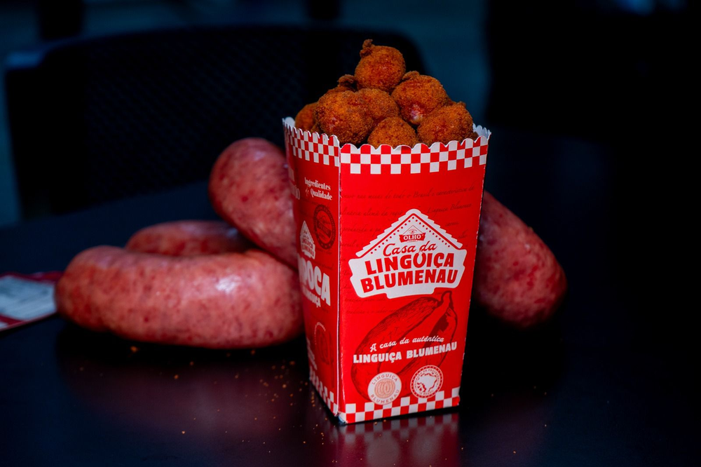 Pipoca de linguiça Blumenau pronta para servir