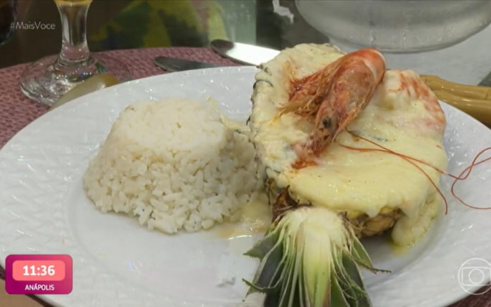 Mergulho no Paraíso: camarão no abacaxi com arroz