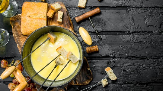 Aprenda a fazer fondue de queijo fácil e delicioso