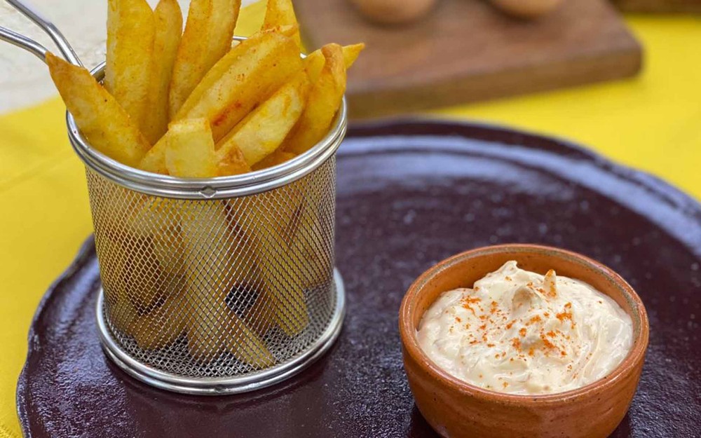 Batata frita com molho de alho assado