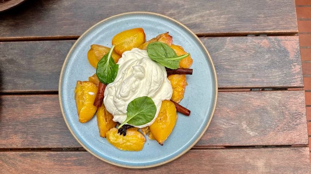 Frutas assadas com chantilly de mel